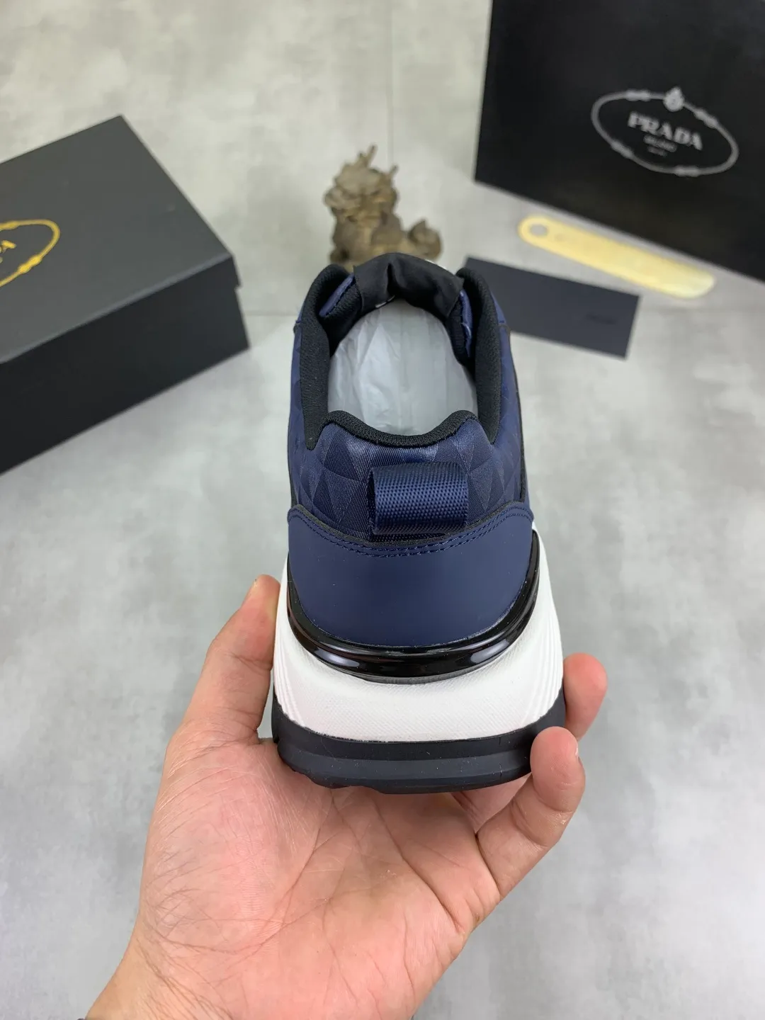 Men's shoes 💰P460💰 [New style] The official website classic popular model is on the market, and it will never go out of style for a century. 🆘 The trendy brand (Prada) mainly promotes popular models, avant-garde and versatile fashionable men's shoes private version molding, cowhide surface splicing 1:1 oil edge treatment... fashionable and simple, original imported cowhide and lining cowhide feet; the atmosphere and personality are more fashionable, eye-catching and pursuing class. It will subvert the old idea and be a must-have for fashion trendsetters with you! Must keep it for yourself! High-end comfort, high-end quality workmanship. Code number: 38-44 (45 customized) 2️⃣ colors available. full package